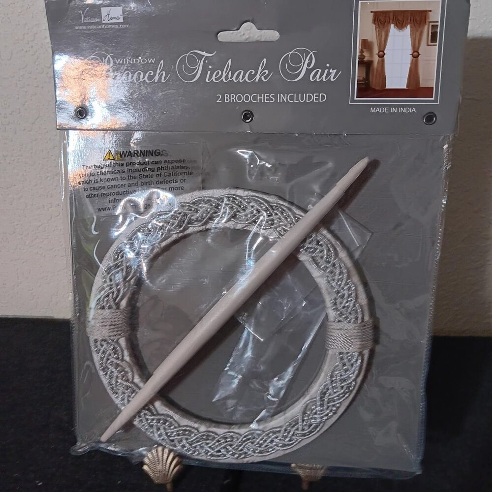 BROCH TIEBACKS SILVERY WHITE PEARLS